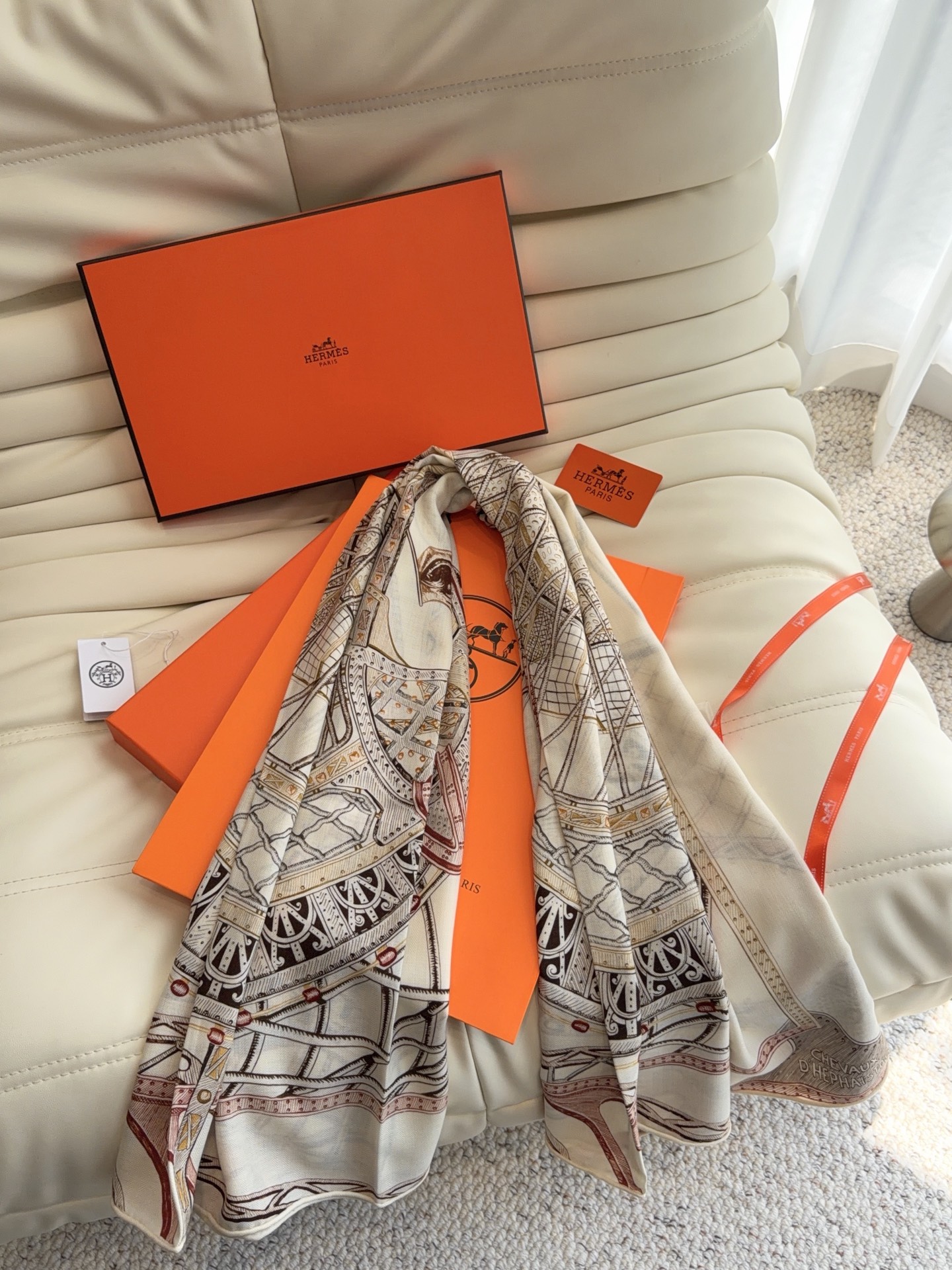 爱马仕（Hermes）2026年秋冬抢先 上新💞【双面同色丝毛方巾】手工卷边山羊绒和真丝混纺披肩（70%山羊绒，30%桑