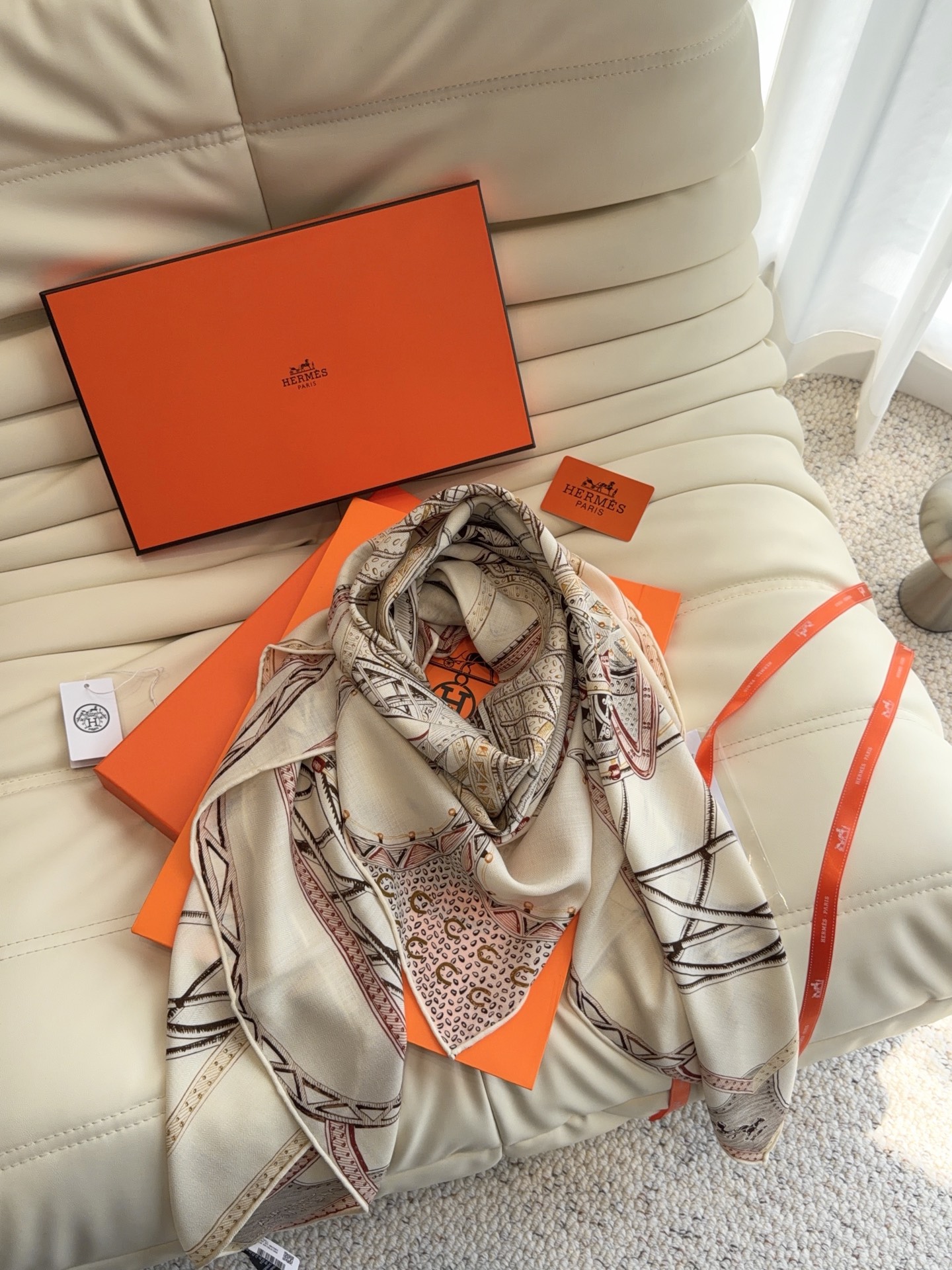 爱马仕（Hermes）2026年秋冬抢先 上新💞【双面同色丝毛方巾】手工卷边山羊绒和真丝混纺披肩（70%山羊绒，30%桑