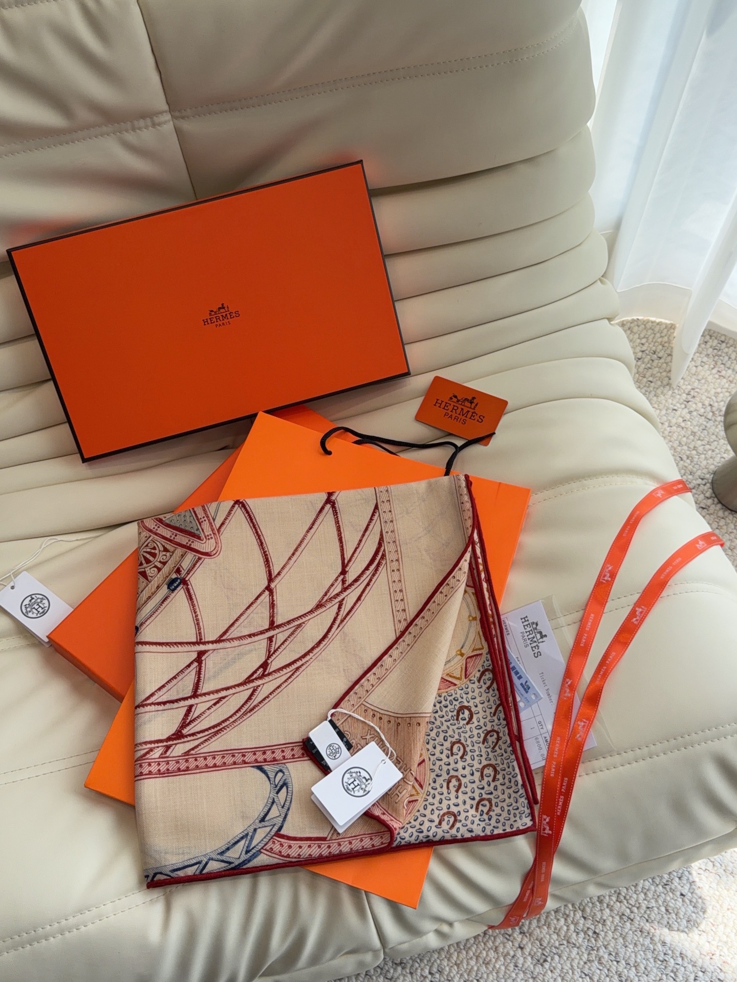 爱马仕（Hermes）2026年秋冬抢先 上新💞【双面同色丝毛方巾】手工卷边山羊绒和真丝混纺披肩（70%山羊绒，30%桑