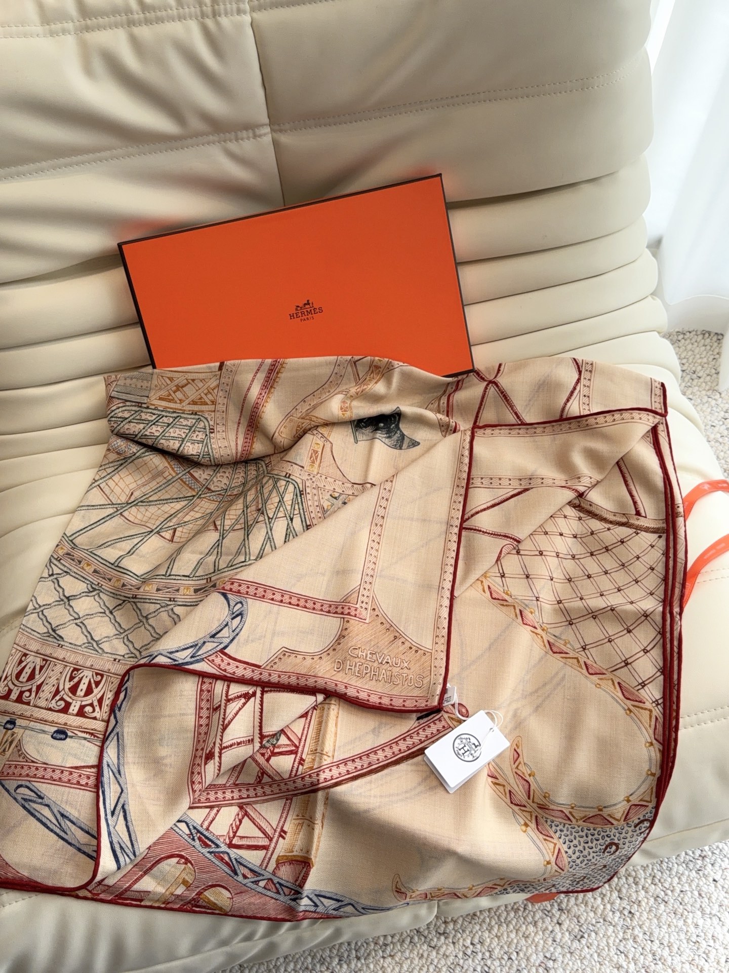 爱马仕（Hermes）2026年秋冬抢先 上新💞【双面同色丝毛方巾】手工卷边山羊绒和真丝混纺披肩（70%山羊绒，30%桑