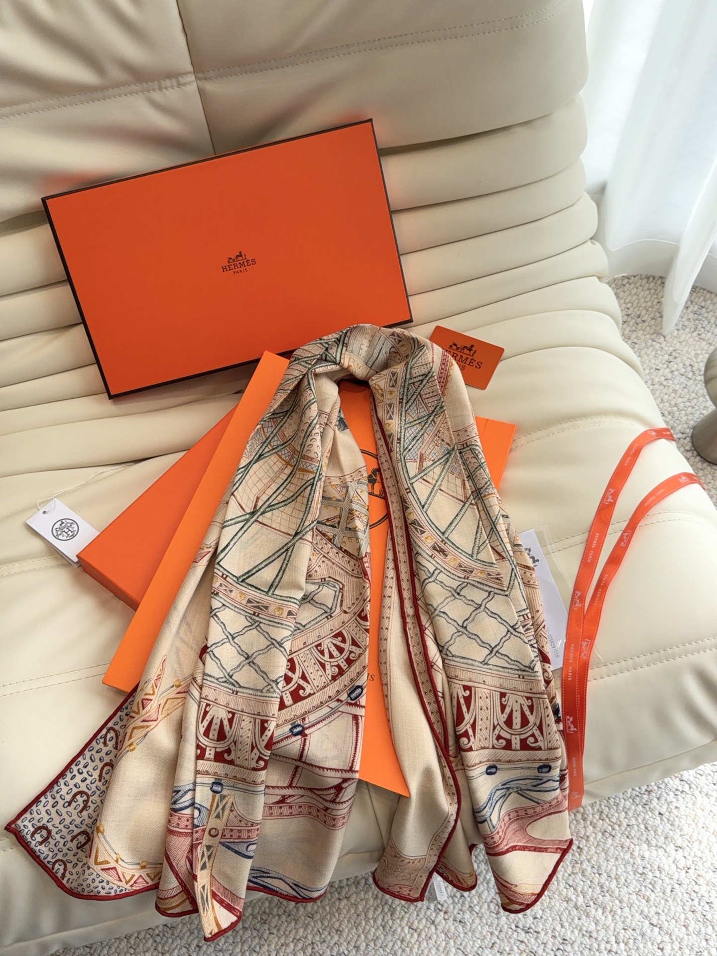 爱马仕（Hermes）2026年秋冬抢先 上新💞【双面同色丝毛方巾】手工卷边山羊绒和真丝混纺披肩（70%山羊绒，30%桑