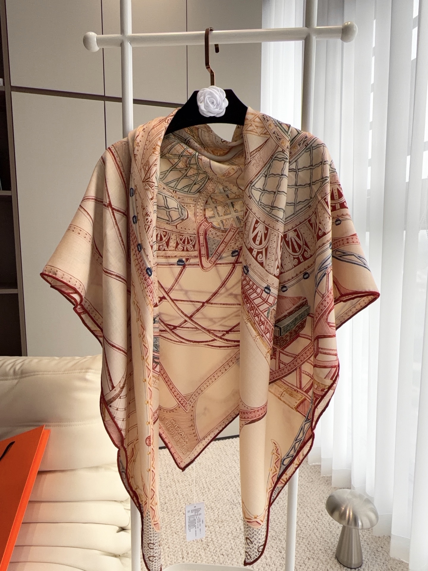 爱马仕（Hermes）2026年秋冬抢先 上新💞【双面同色丝毛方巾】手工卷边山羊绒和真丝混纺披肩（70%山羊绒，30%桑