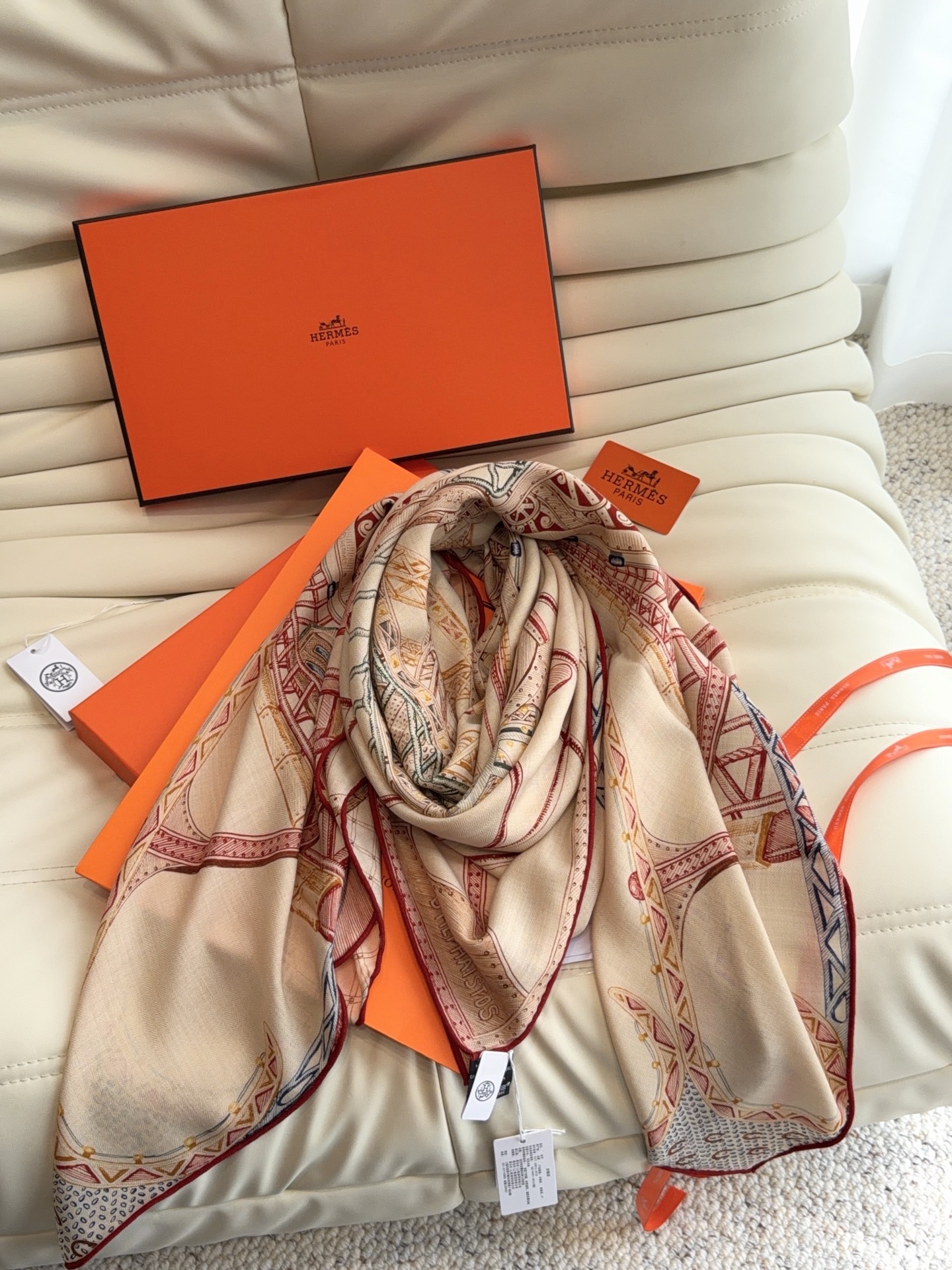 爱马仕（Hermes）2026年秋冬抢先 上新💞【双面同色丝毛方巾】手工卷边山羊绒和真丝混纺披肩（70%山羊绒，30%桑