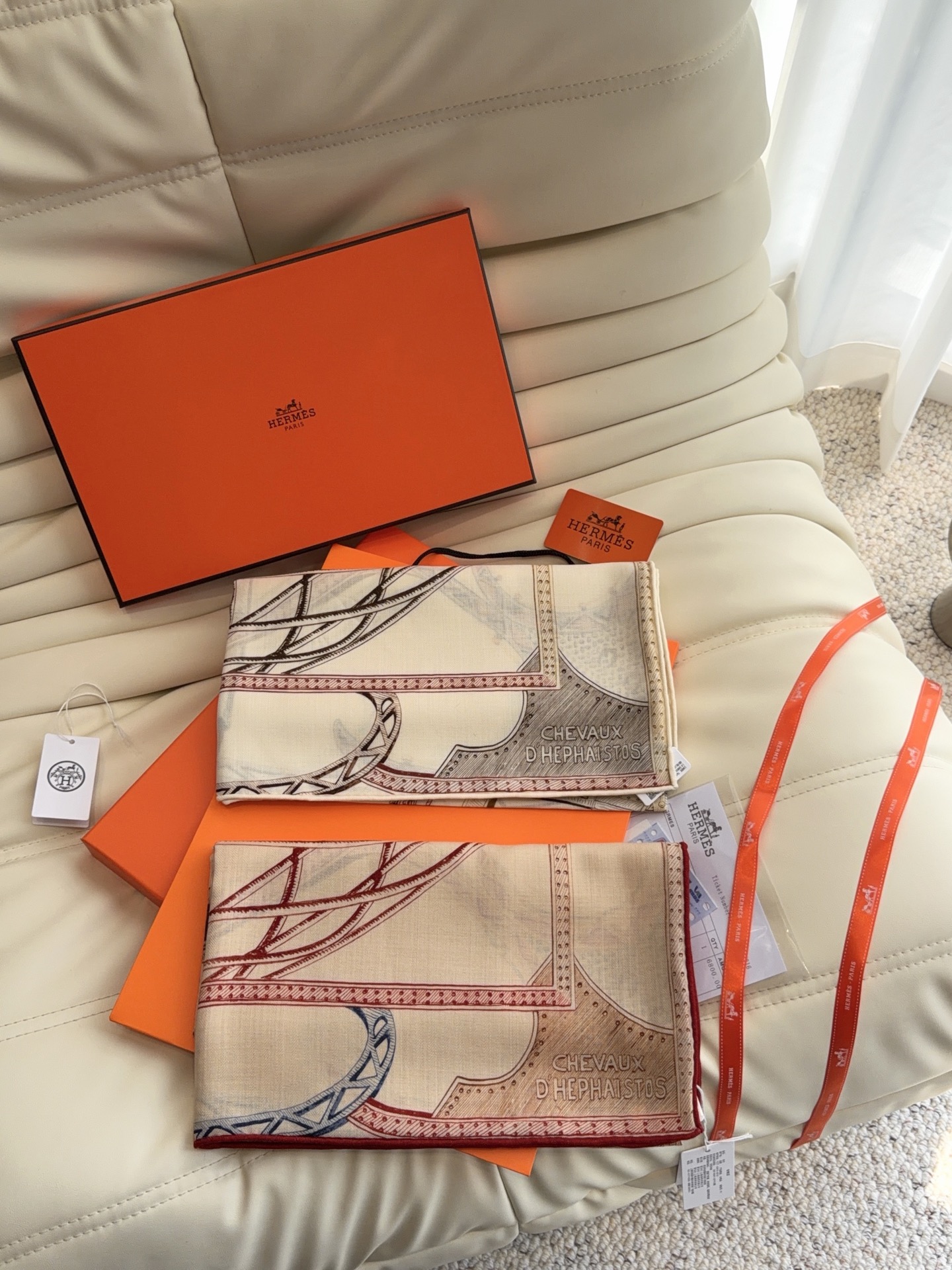 爱马仕（Hermes）2026年秋冬抢先 上新💞【双面同色丝毛方巾】手工卷边山羊绒和真丝混纺披肩（70%山羊绒，30%桑