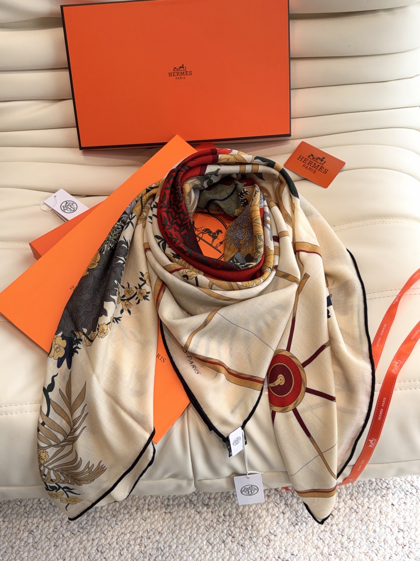 马车 爱马仕（Hermes）2026年秋冬抢先 上新💞【双面同色丝毛方巾】手工卷边山羊绒和真丝混纺披肩（70%山羊绒，3
