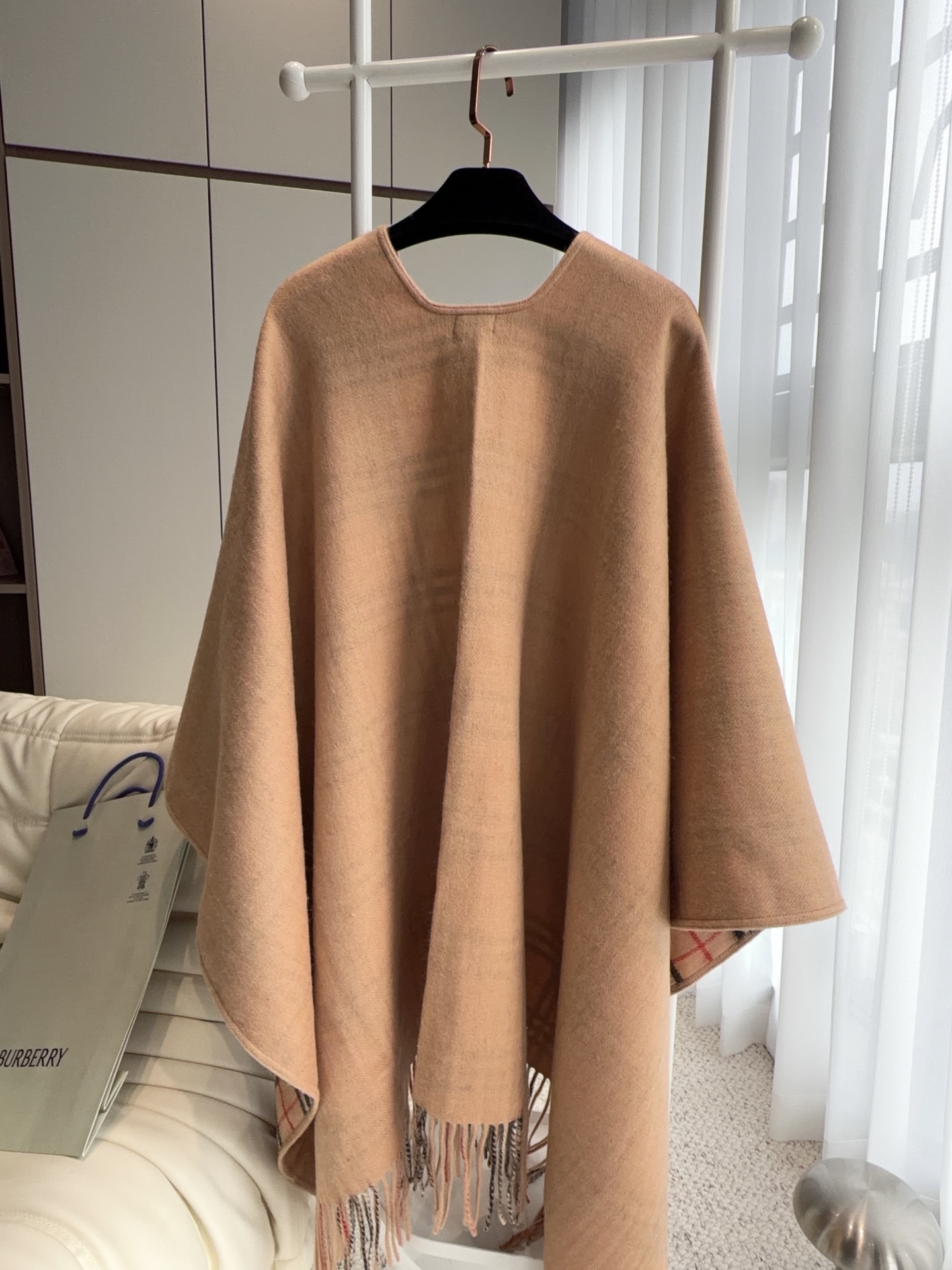burberry经典英伦格双面斗篷披肩，超级好看，这批原单全包.本来订制出口单.但是不明原因被扣留，Qc并于透露滞留原因