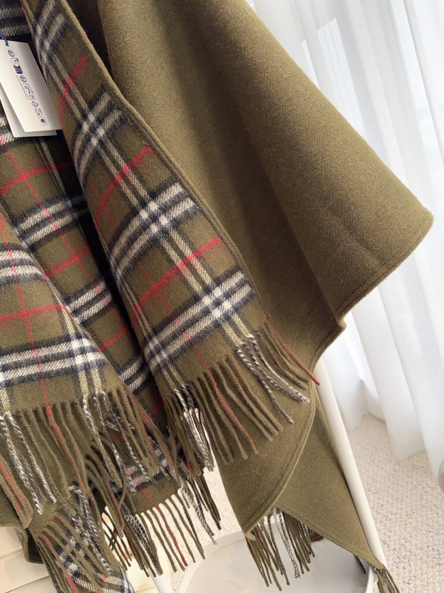 burberry经典英伦格双面斗篷披肩，超级好看，这批原单全包.本来订制出口单.但是不明原因被扣留，Qc并于透露滞留原因
