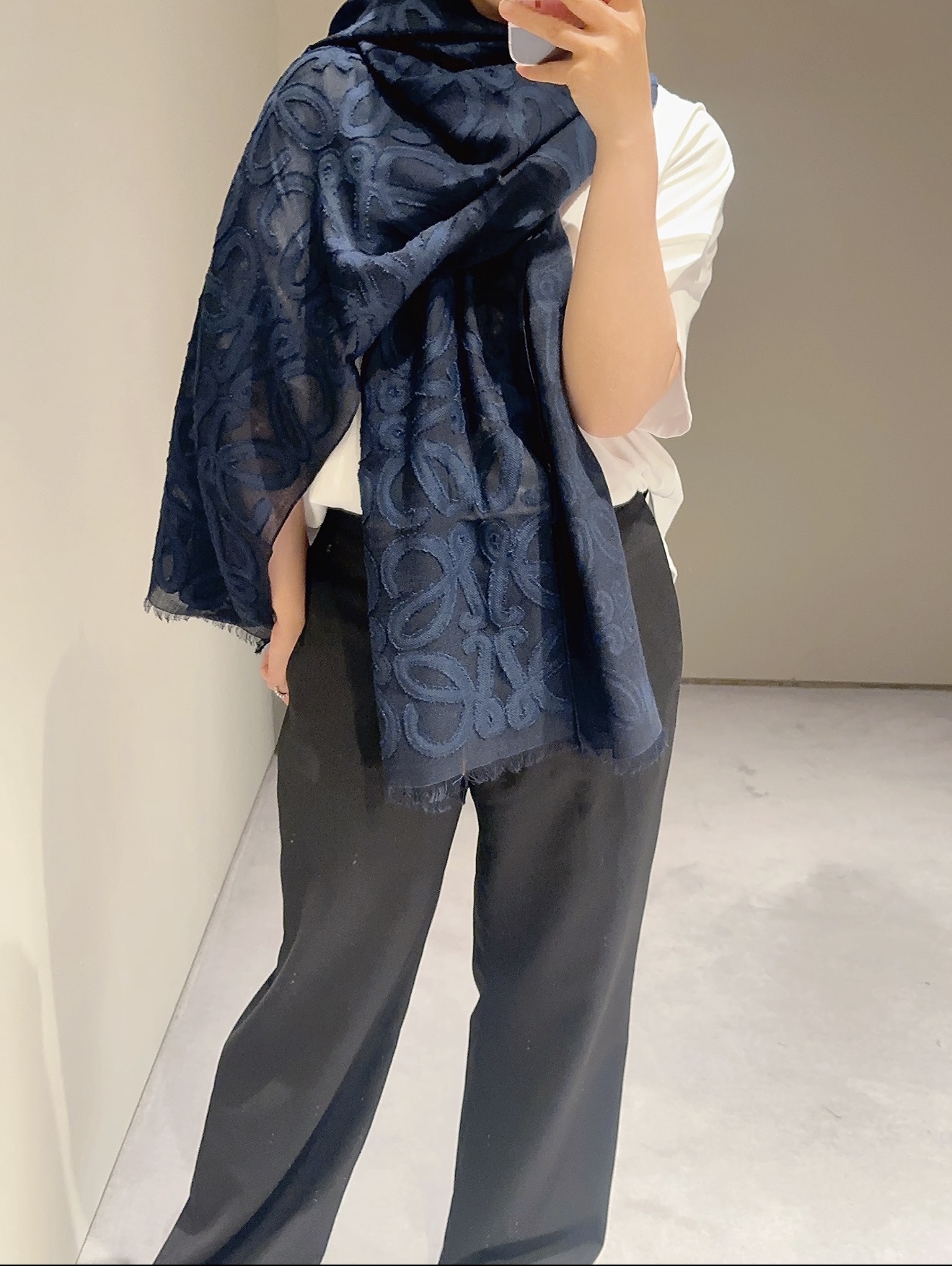 Loewe（罗意威）的 Anagram 刺绣羊绒真丝混纺披肩。它最核心的看点在于毛、棉、真丝的三合一混纺材，以及精细的剪