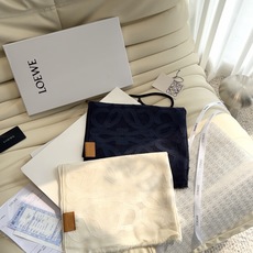 Loewe(罗意威)的 Anagram 刺绣羊绒真丝混纺披肩。它最核心的看点在于毛、棉、真丝的三合一混纺材,以及精细的剪 Loewe(罗意威)的 Anagram 刺绣羊绒真丝混纺披肩。它最核心的看点在于毛、棉、真丝的三合一混纺材,以及精细的剪