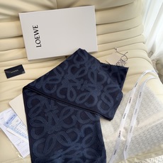 Loewe(罗意威)的 Anagram 刺绣羊绒真丝混纺披肩。它最核心的看点在于毛、棉、真丝的三合一混纺材,以及精细的剪 Loewe(罗意威)的 Anagram 刺绣羊绒真丝混纺披肩。它最核心的看点在于毛、棉、真丝的三合一混纺材,以及精细的剪