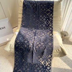 Loewe(罗意威)的 Anagram 刺绣羊绒真丝混纺披肩。它最核心的看点在于毛、棉、真丝的三合一混纺材,以及精细的剪 Loewe(罗意威)的 Anagram 刺绣羊绒真丝混纺披肩。它最核心的看点在于毛、棉、真丝的三合一混纺材,以及精细的剪