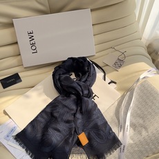 Loewe(罗意威)的 Anagram 刺绣羊绒真丝混纺披肩。它最核心的看点在于毛、棉、真丝的三合一混纺材,以及精细的剪 Loewe(罗意威)的 Anagram 刺绣羊绒真丝混纺披肩。它最核心的看点在于毛、棉、真丝的三合一混纺材,以及精细的剪