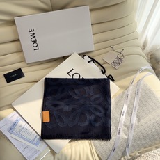 Loewe(罗意威)的 Anagram 刺绣羊绒真丝混纺披肩。它最核心的看点在于毛、棉、真丝的三合一混纺材,以及精细的剪 Loewe(罗意威)的 Anagram 刺绣羊绒真丝混纺披肩。它最核心的看点在于毛、棉、真丝的三合一混纺材,以及精细的剪