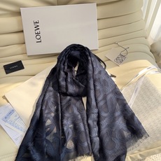 Loewe(罗意威)的 Anagram 刺绣羊绒真丝混纺披肩。它最核心的看点在于毛、棉、真丝的三合一混纺材,以及精细的剪 Loewe(罗意威)的 Anagram 刺绣羊绒真丝混纺披肩。它最核心的看点在于毛、棉、真丝的三合一混纺材,以及精细的剪