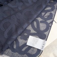 Loewe(罗意威)的 Anagram 刺绣羊绒真丝混纺披肩。它最核心的看点在于毛、棉、真丝的三合一混纺材,以及精细的剪 Loewe(罗意威)的 Anagram 刺绣羊绒真丝混纺披肩。它最核心的看点在于毛、棉、真丝的三合一混纺材,以及精细的剪