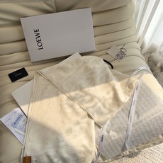 Loewe(罗意威)的 Anagram 刺绣羊绒真丝混纺披肩。它最核心的看点在于毛、棉、真丝的三合一混纺材,以及精细的剪 Loewe(罗意威)的 Anagram 刺绣羊绒真丝混纺披肩。它最核心的看点在于毛、棉、真丝的三合一混纺材,以及精细的剪
