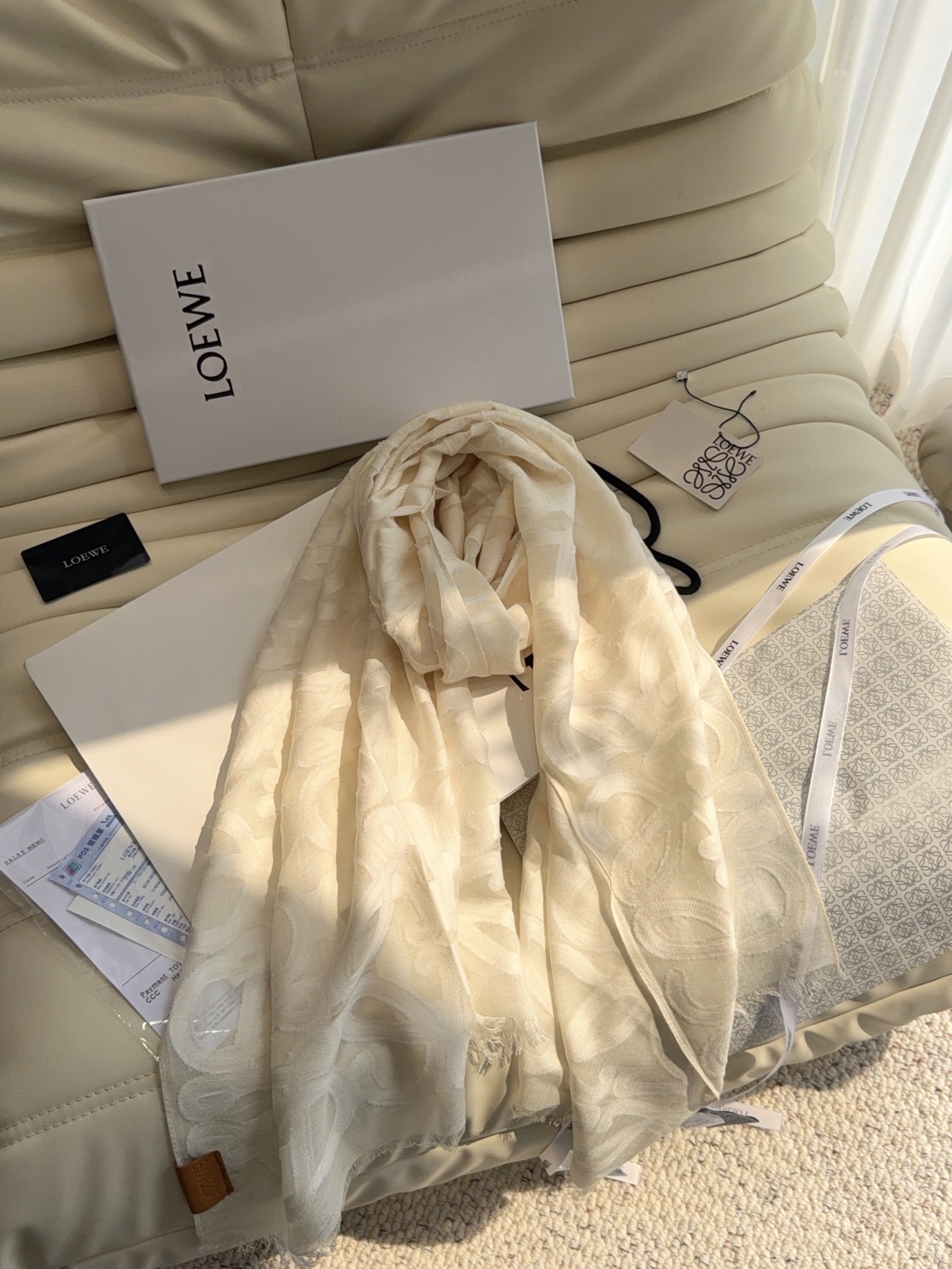Loewe(罗意威)的 Anagram 刺绣羊绒真丝混纺披肩。它最核心的看点在于毛、棉、真丝的三合一混纺材,以及精细的剪 Loewe(罗意威)的 Anagram 刺绣羊绒真丝混纺披肩。它最核心的看点在于毛、棉、真丝的三合一混纺材,以及精细的剪