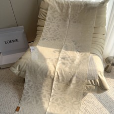 Loewe(罗意威)的 Anagram 刺绣羊绒真丝混纺披肩。它最核心的看点在于毛、棉、真丝的三合一混纺材,以及精细的剪 Loewe(罗意威)的 Anagram 刺绣羊绒真丝混纺披肩。它最核心的看点在于毛、棉、真丝的三合一混纺材,以及精细的剪