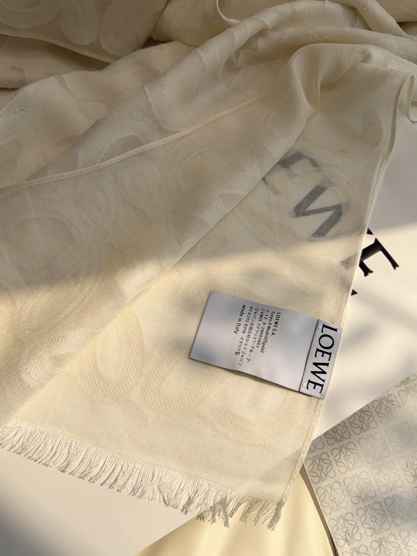 Loewe(罗意威)的 Anagram 刺绣羊绒真丝混纺披肩。它最核心的看点在于毛、棉、真丝的三合一混纺材,以及精细的剪 Loewe(罗意威)的 Anagram 刺绣羊绒真丝混纺披肩。它最核心的看点在于毛、棉、真丝的三合一混纺材,以及精细的剪