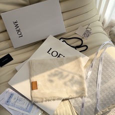 Loewe(罗意威)的 Anagram 刺绣羊绒真丝混纺披肩。它最核心的看点在于毛、棉、真丝的三合一混纺材,以及精细的剪 Loewe(罗意威)的 Anagram 刺绣羊绒真丝混纺披肩。它最核心的看点在于毛、棉、真丝的三合一混纺材,以及精细的剪