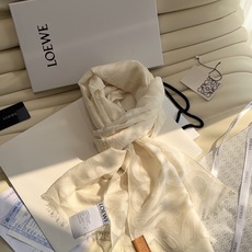 Loewe(罗意威)的 Anagram 刺绣羊绒真丝混纺披肩。它最核心的看点在于毛、棉、真丝的三合一混纺材,以及精细的剪 Loewe(罗意威)的 Anagram 刺绣羊绒真丝混纺披肩。它最核心的看点在于毛、棉、真丝的三合一混纺材,以及精细的剪