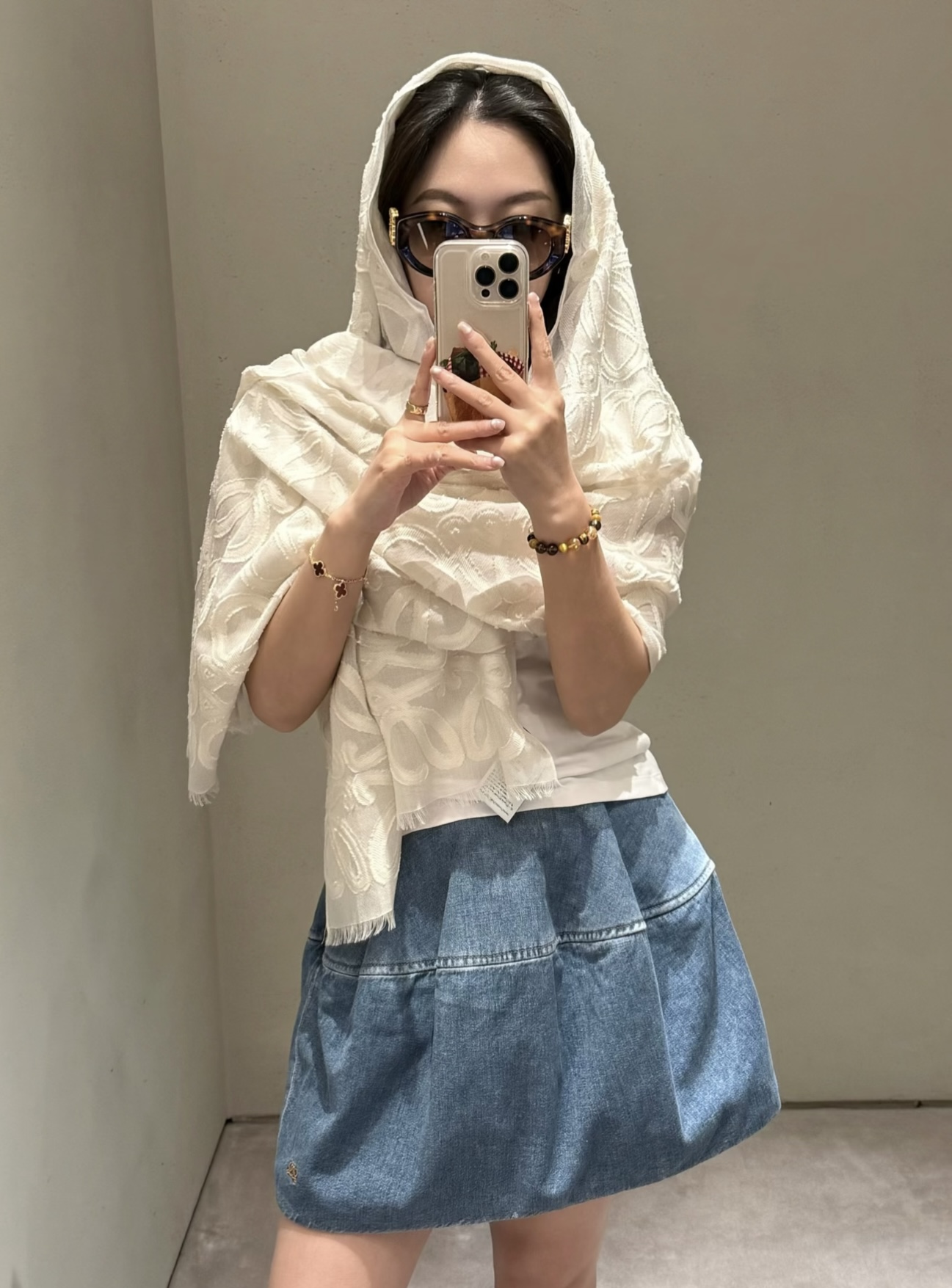 Loewe（罗意威）的 Anagram 刺绣羊绒真丝混纺披肩。它最核心的看点在于毛、棉、真丝的三合一混纺材，以及精细的剪