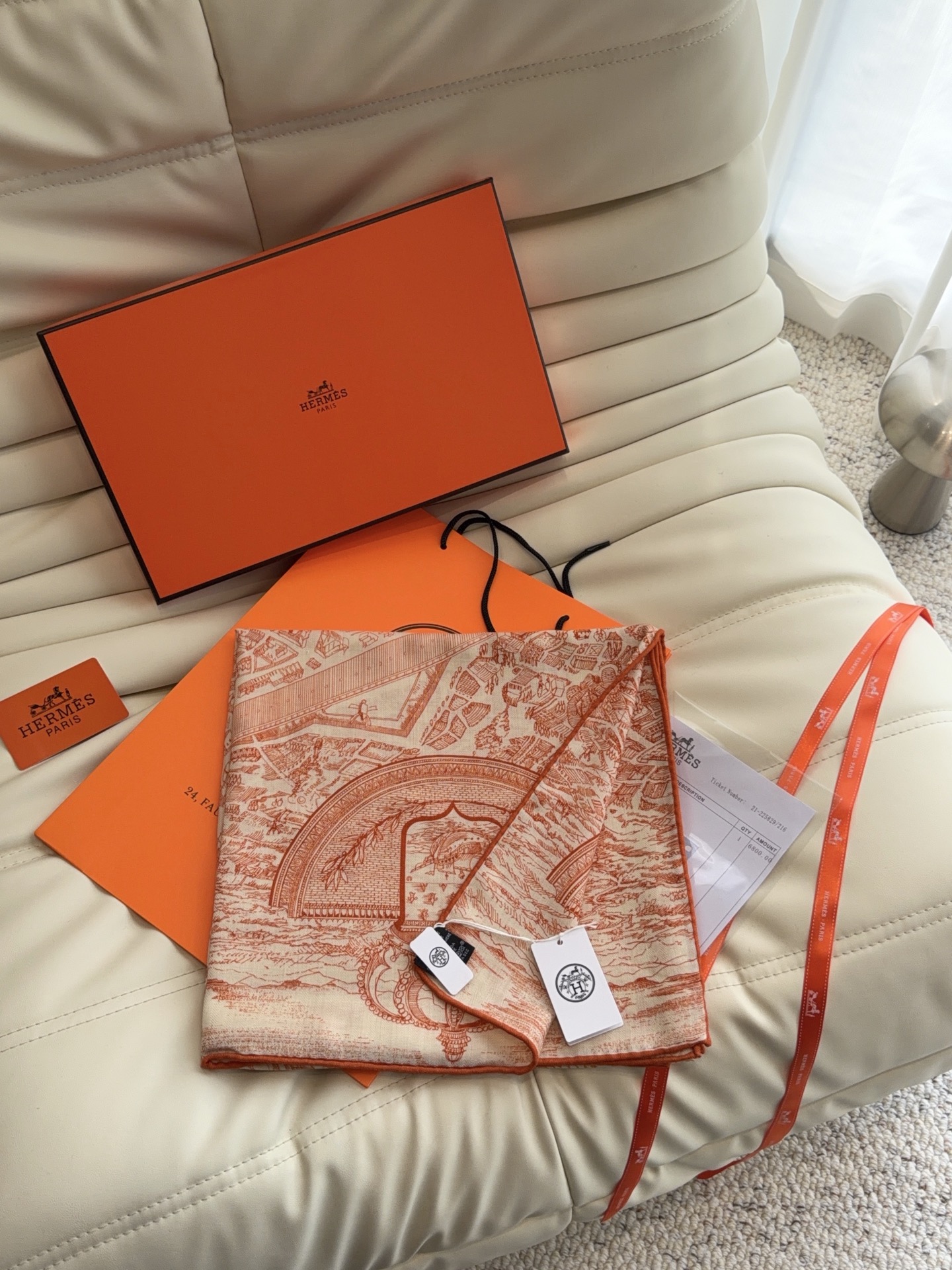 爱马仕（Hermes）上新💕【爱马仕2026新款 】这款点睛配饰可以多种方式佩戴，与任何服饰皆搭配得宜。无论系绕颈间，或