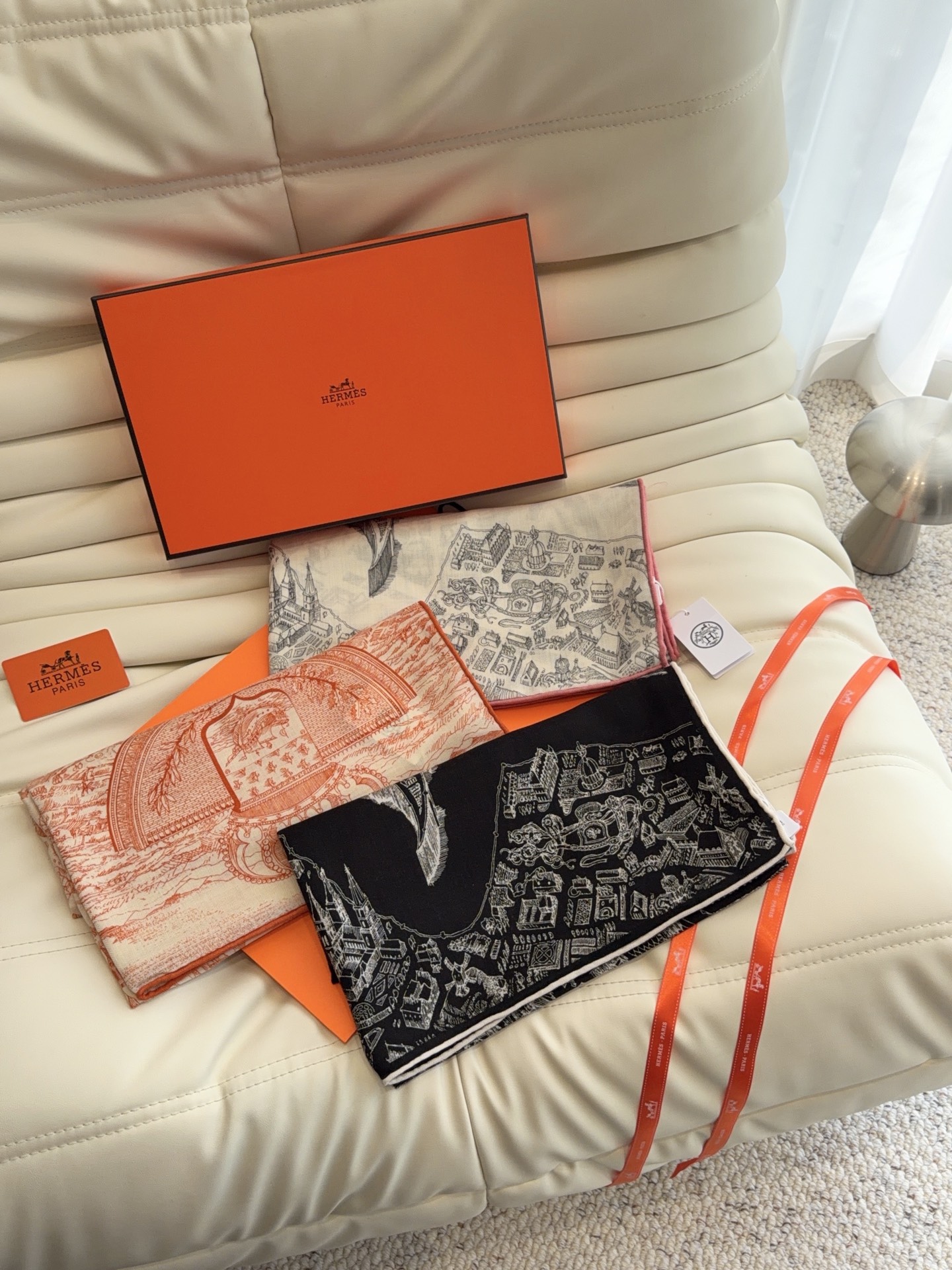 爱马仕（Hermes）上新💕【爱马仕2026新款 】这款点睛配饰可以多种方式佩戴，与任何服饰皆搭配得宜。无论系绕颈间，或