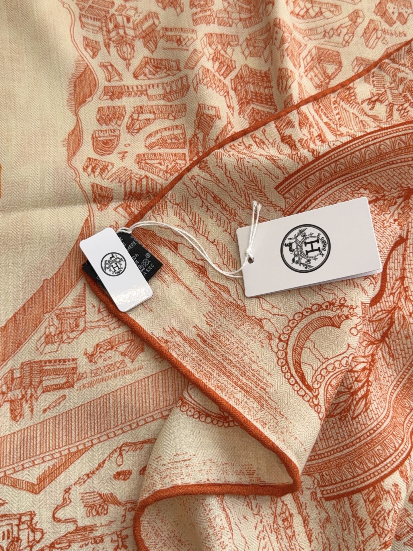 爱马仕（Hermes）上新💕【爱马仕2026新款 】这款点睛配饰可以多种方式佩戴，与任何服饰皆搭配得宜。无论系绕颈间，或