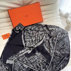 爱马仕(Hermes)上新💕【爱马仕2026新款 】这款点睛配饰可以多种方式佩戴,与任何服饰皆搭配得宜。无论系绕颈间,或 爱马仕(Hermes)上新💕【爱马仕2026新款 】这款点睛配饰可以多种方式佩戴,与任何服饰皆搭配得宜。无论系绕颈间,或