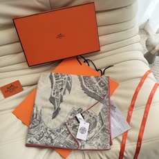 爱马仕(Hermes)上新💕【爱马仕2026新款 】这款点睛配饰可以多种方式佩戴,与任何服饰皆搭配得宜。无论系绕颈间,或 爱马仕(Hermes)上新💕【爱马仕2026新款 】这款点睛配饰可以多种方式佩戴,与任何服饰皆搭配得宜。无论系绕颈间,或