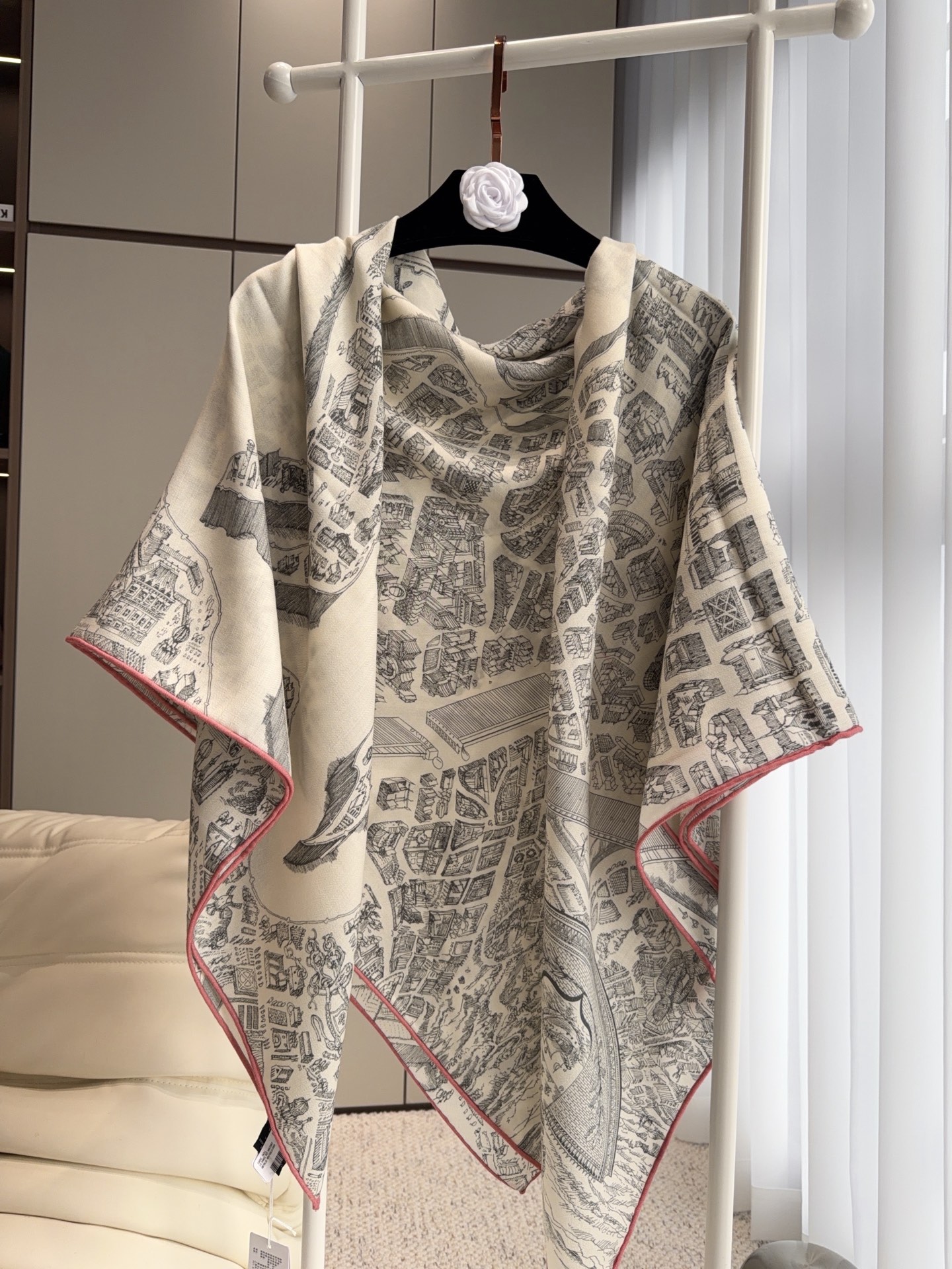 爱马仕（Hermes）上新💕【爱马仕2026新款 】这款点睛配饰可以多种方式佩戴，与任何服饰皆搭配得宜。无论系绕颈间，或
