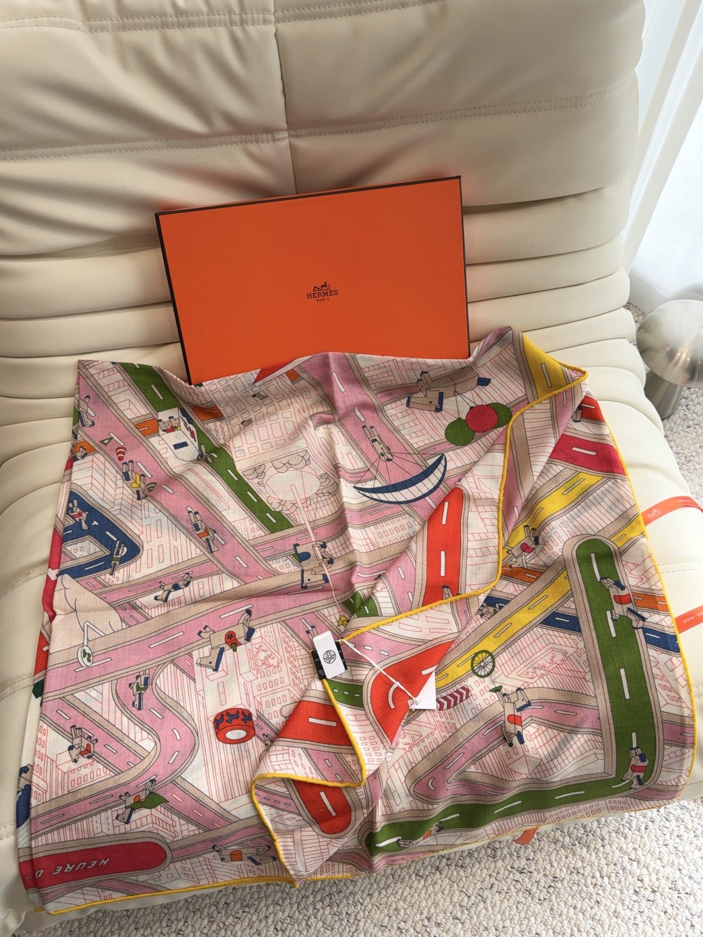 爱马仕（Hermes）羊绒新款🆕《城市花园》羊绒方巾，顶级工艺超值‼️爱马仕专柜爆款🎁💟立体呈现图案纹路实物档次极高👍👍