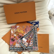 LV(路易威登)140 披肩 LV x TM Monogram SuPerflat Flowers 方巾出自路易威登与村 LV(路易威登)140 披肩 LV x TM Monogram SuPerflat Flowers 方巾出自路易威登与村
