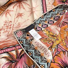 LV(路易威登)140 披肩 LV x TM Monogram SuPerflat Flowers 方巾出自路易威登与村 LV(路易威登)140 披肩 LV x TM Monogram SuPerflat Flowers 方巾出自路易威登与村