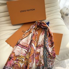LV(路易威登)140 披肩 LV x TM Monogram SuPerflat Flowers 方巾出自路易威登与村 LV(路易威登)140 披肩 LV x TM Monogram SuPerflat Flowers 方巾出自路易威登与村
