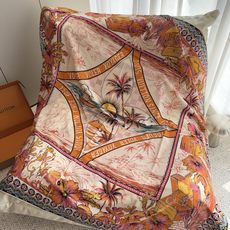 LV(路易威登)140 披肩 LV x TM Monogram SuPerflat Flowers 方巾出自路易威登与村 LV(路易威登)140 披肩 LV x TM Monogram SuPerflat Flowers 方巾出自路易威登与村