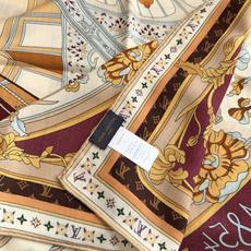 LV(路易威登)140 披肩 LV x TM Monogram SuPerflat Flowers 方巾出自路易威登与村 LV(路易威登)140 披肩 LV x TM Monogram SuPerflat Flowers 方巾出自路易威登与村
