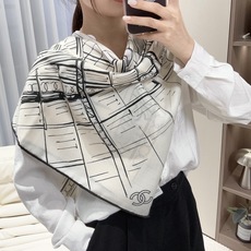 香奈儿上新❤️ 【Chanel】 经典茶花优雅Coco风,Chanel最新丝绒大方巾~气质到骨子里,香奶奶新一季的面料 香奈儿上新❤️ 【Chanel】 经典茶花优雅Coco风,Chanel最新丝绒大方巾~气质到骨子里,香奶奶新一季的面料