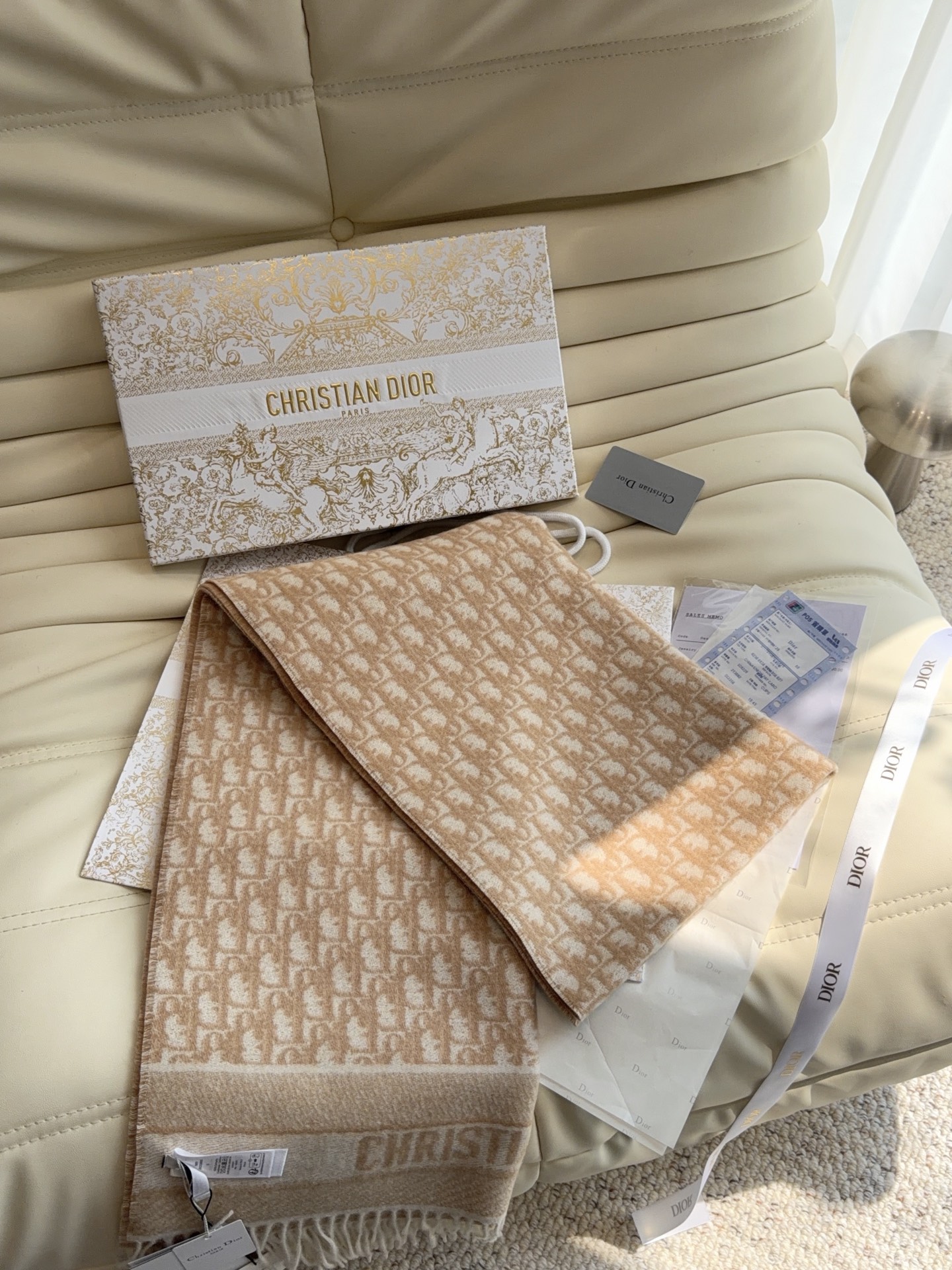 ☑️Dior（迪奥）最新款 · 这款 Oblique 印花围巾重新诠释 Dior 经典标识，彰显现代精神。采用海军蓝色山