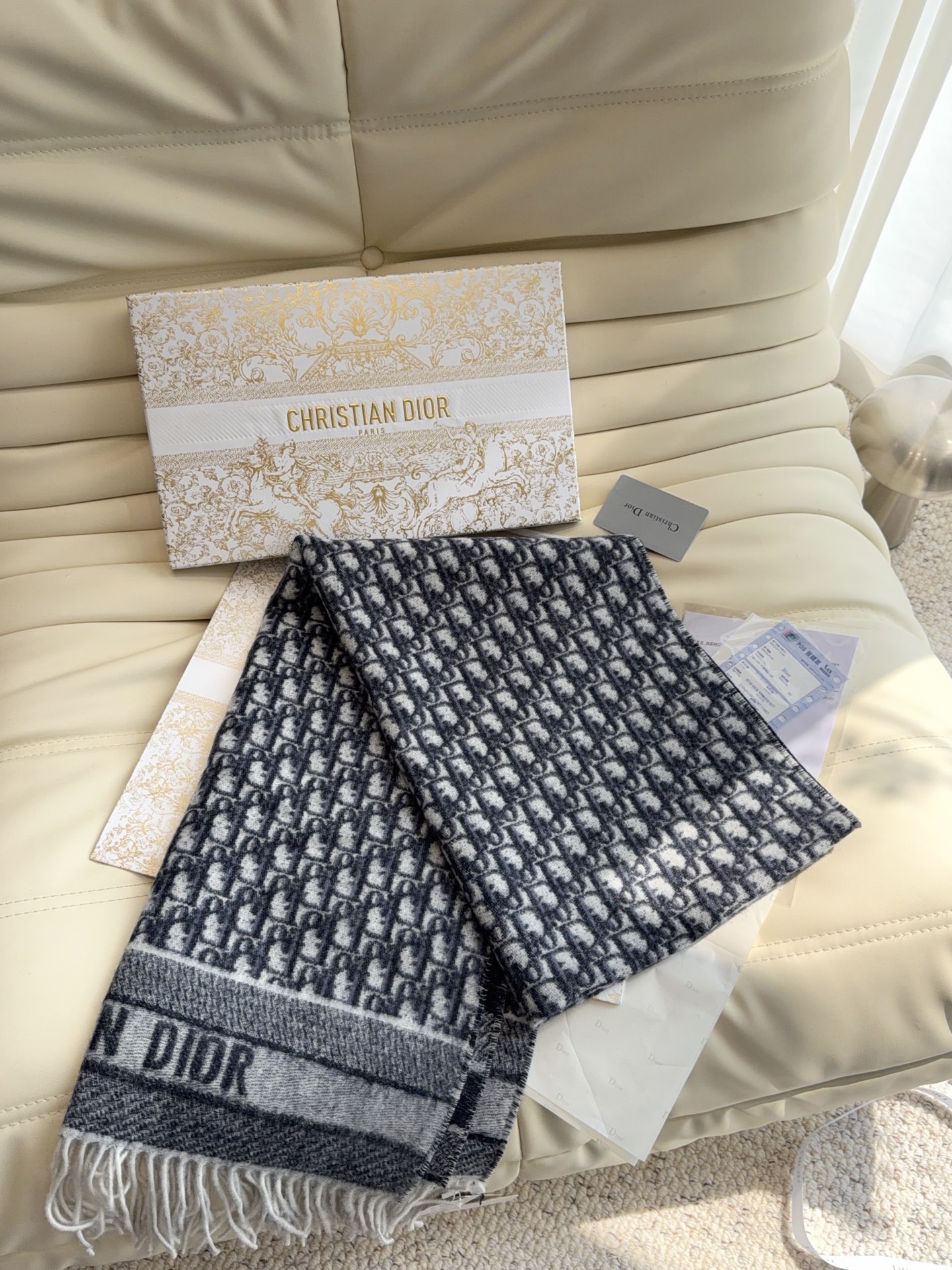 ☑️Dior(迪奥)最新款 · 这款 Oblique 印花围巾重新诠释 Dior 经典标识,彰显现代精神。采用海军蓝色山 ☑️Dior(迪奥)最新款 · 这款 Oblique 印花围巾重新诠释 Dior 经典标识,彰显现代精神。采用海军蓝色山