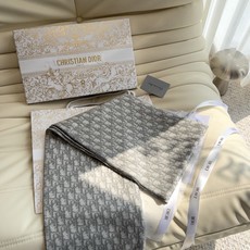 ☑️Dior(迪奥)最新款 · 这款 Oblique 印花围巾重新诠释 Dior 经典标识,彰显现代精神。采用海军蓝色山 ☑️Dior(迪奥)最新款 · 这款 Oblique 印花围巾重新诠释 Dior 经典标识,彰显现代精神。采用海军蓝色山