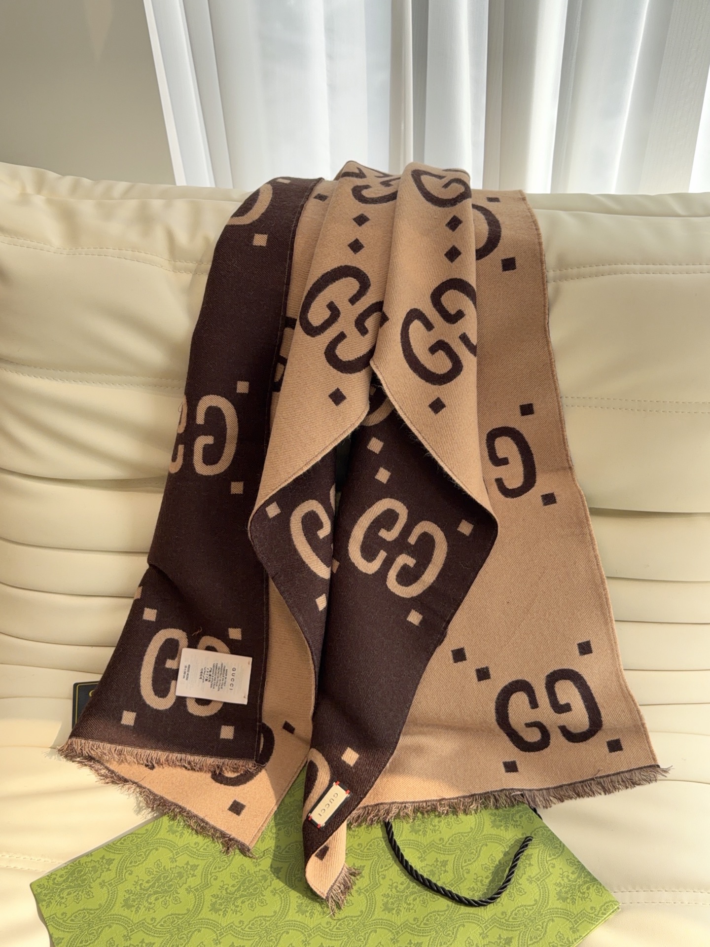 GUCCI（古驰）原单代工厂出品，大G围巾这是一款苏格兰风格-双面重工超级保暖的GG标识作为Gucci颇具代表性的传统精