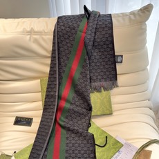 GUCCI(古驰)海外原单❤️ 羊毛围巾与桑蚕丝结合🎨与时尚的Feeling 却照样可以做的如此柔软舒适的手感这就是我家 GUCCI(古驰)海外原单❤️ 羊毛围巾与桑蚕丝结合🎨与时尚的Feeling 却照样可以做的如此柔软舒适的手感这就是我家