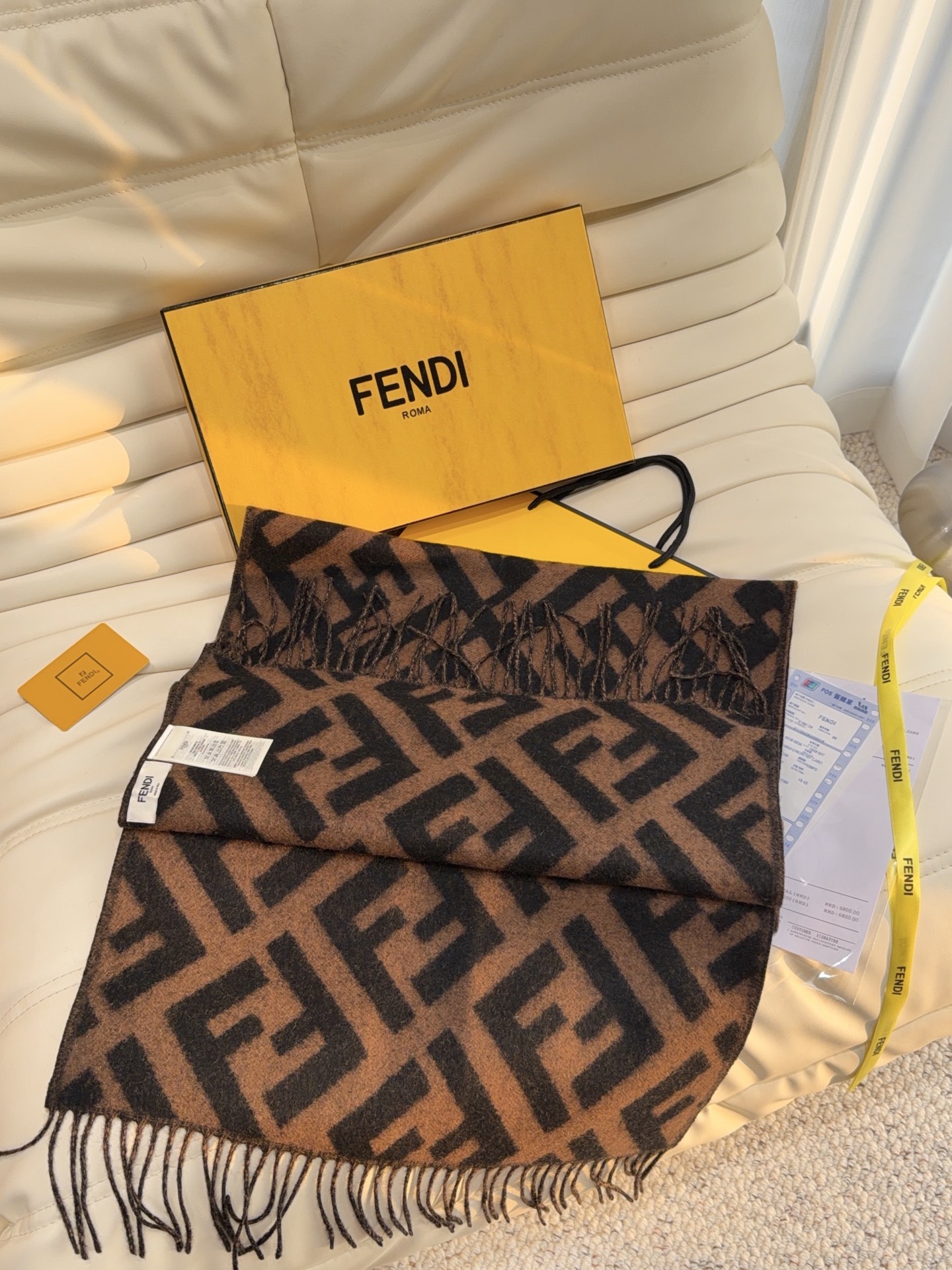 市面最好的货,欢迎对比VS极品‼Fendi今年最火的围巾🔥全世界都在抢的老花FF字母款🔥主打的限量大极品‼专柜也是有钱也 市面最好的货,欢迎对比VS极品‼Fendi今年最火的围巾🔥全世界都在抢的老花FF字母款🔥主打的限量大极品‼专柜也是有钱也