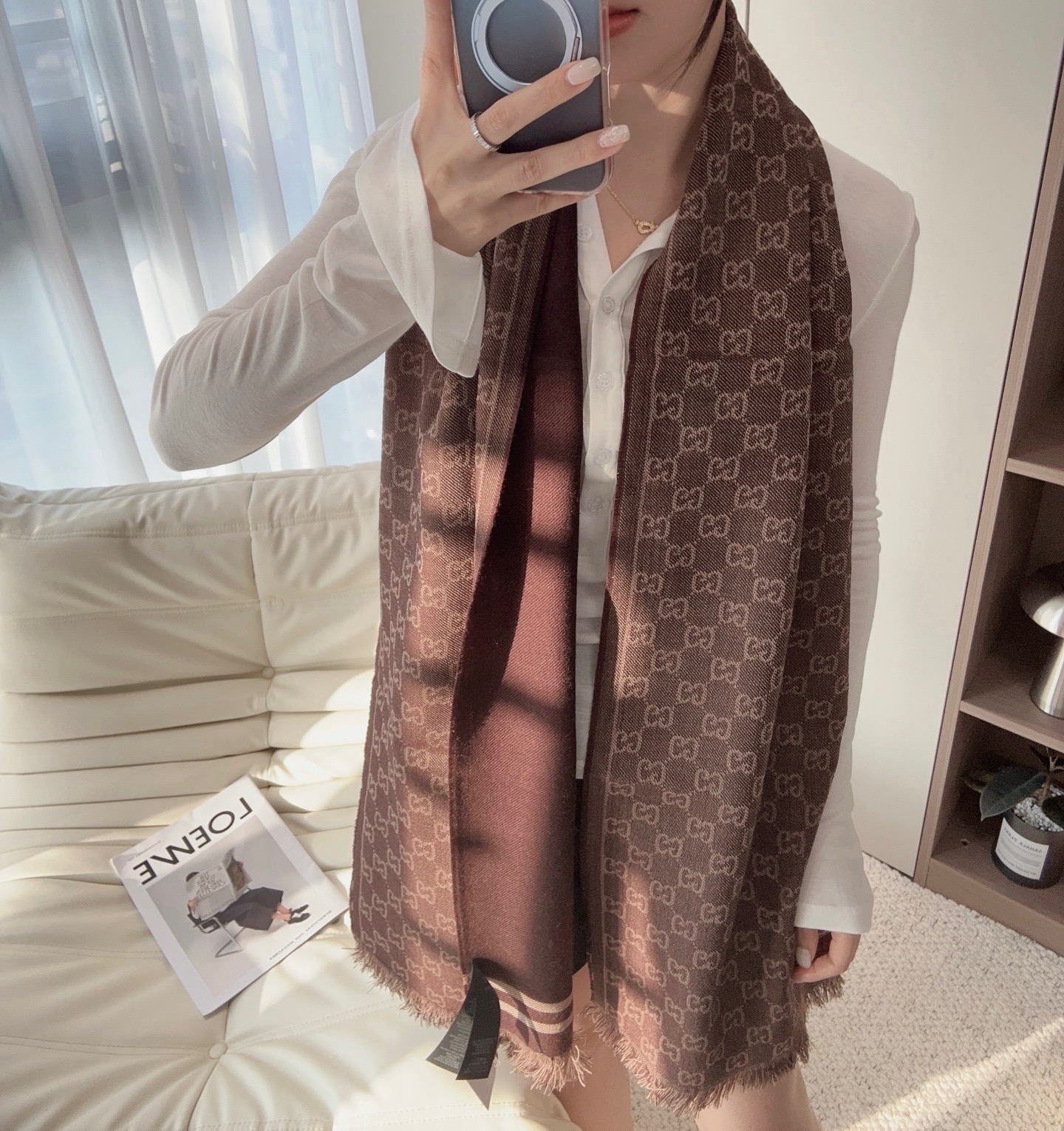 GUCCI（古驰）经典GG图案是品牌在30年代开始使用的标志性元素之一，历经近一个世纪的发展依然为品牌探索全新表达提供灵