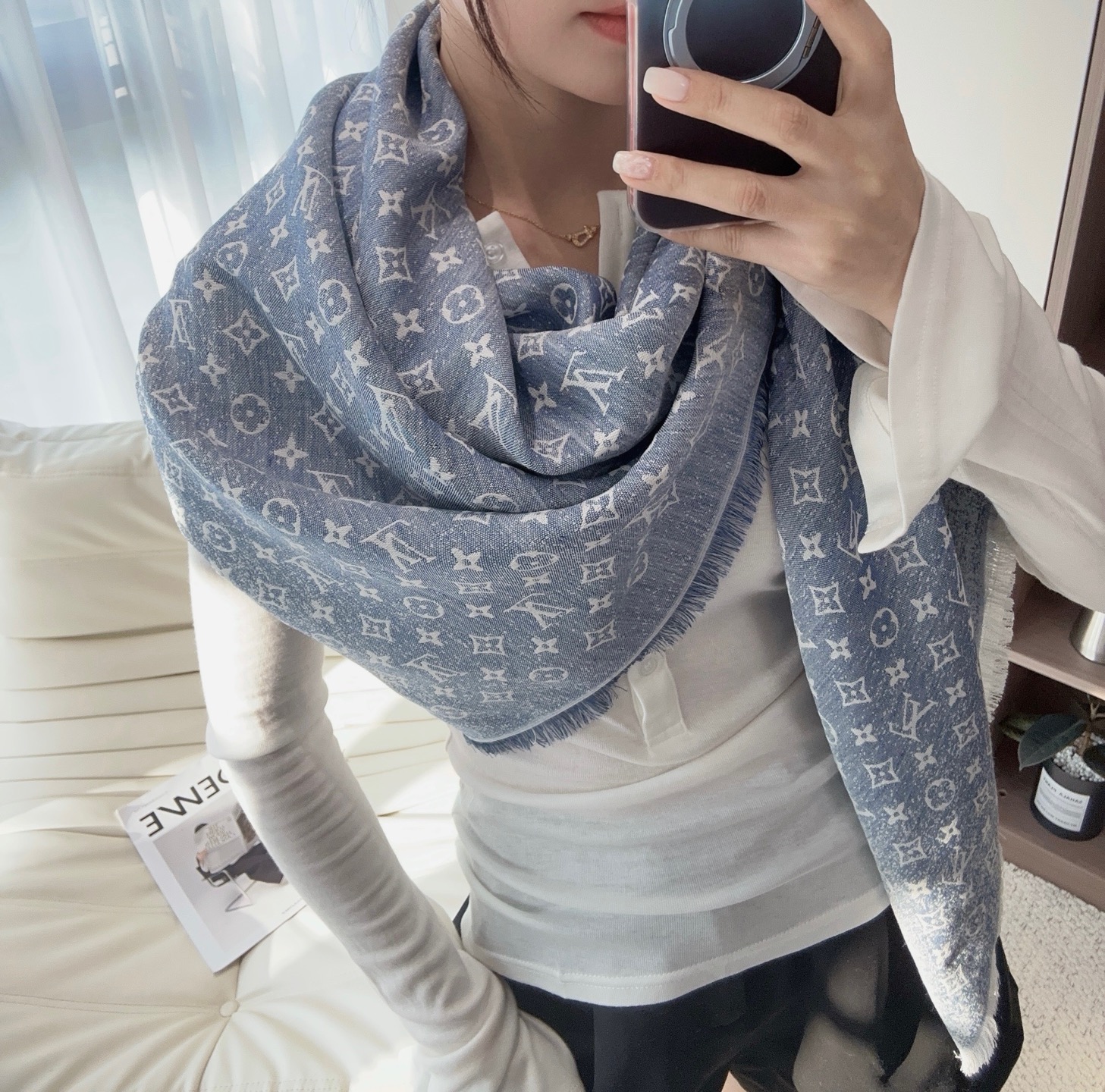 驴家新款【L渐变牛仔花纹140】原版标配标码，汇聚路易威登元素：Monogram 花卉、LV 字母，渐变牛仔色彩搭配羊绒