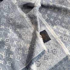 驴家新款【L渐变牛仔花纹140】原版标配标码,汇聚路易威登元素:Monogram 花卉、LV 字母,渐变牛仔色彩搭配羊绒 驴家新款【L渐变牛仔花纹140】原版标配标码,汇聚路易威登元素:Monogram 花卉、LV 字母,渐变牛仔色彩搭配羊绒
