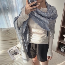 驴家新款【L渐变牛仔花纹140】原版标配标码,汇聚路易威登元素:Monogram 花卉、LV 字母,渐变牛仔色彩搭配羊绒 驴家新款【L渐变牛仔花纹140】原版标配标码,汇聚路易威登元素:Monogram 花卉、LV 字母,渐变牛仔色彩搭配羊绒