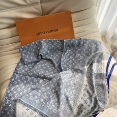 驴家新款【L渐变牛仔花纹140】原版标配标码,汇聚路易威登元素:Monogram 花卉、LV 字母,渐变牛仔色彩搭配羊绒 驴家新款【L渐变牛仔花纹140】原版标配标码,汇聚路易威登元素:Monogram 花卉、LV 字母,渐变牛仔色彩搭配羊绒